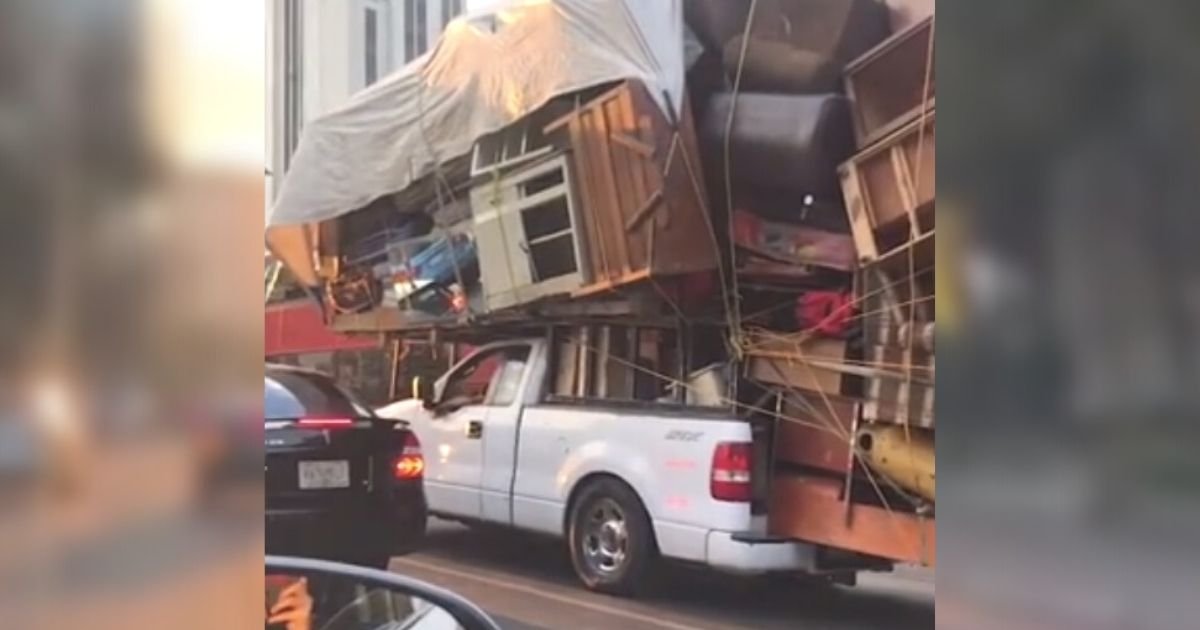 untitled design 8 2.jpg?resize=412,232 - Man Packs His ENTIRE Home On Top Of His Pickup Truck To Save Time While Moving To A New Place