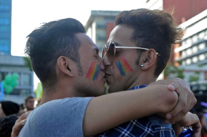 포토] `미국 동성 결혼 합법화` 게이 커플의 키스