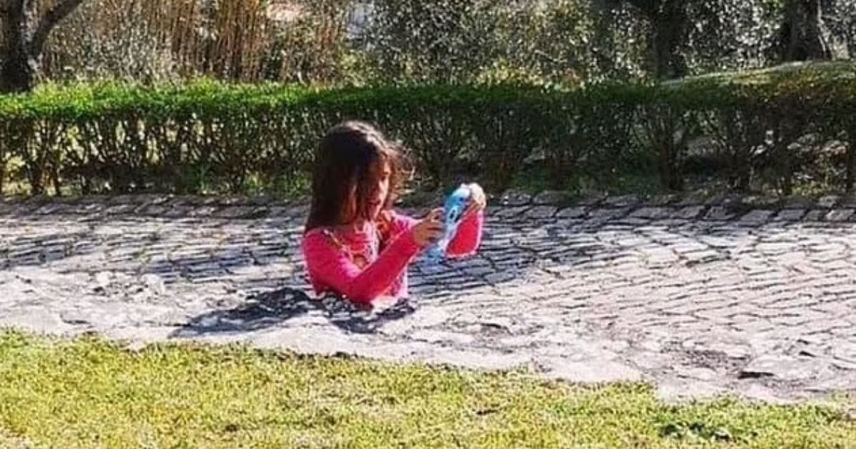 girl4 1.jpg?resize=1200,630 - Photo Of A Young Girl Baffles The Internet: Can You Solve The Illusion That Left Thousands Of People Desperate For An Explanation?
