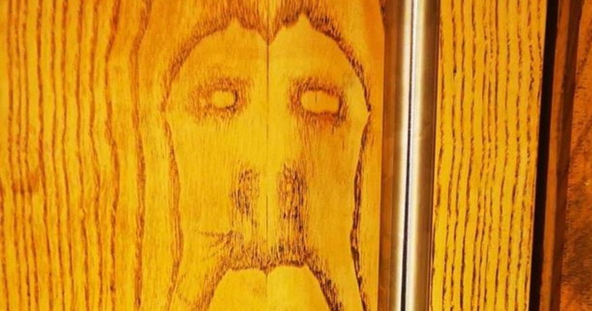 t5 28.jpg?resize=1200,630 - Furniture Shoppers Spot 'Miracle' Image Of Jesus Christ On IKEA's Toilet Door