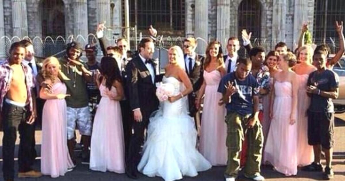 untitled design 36.jpg?resize=1200,630 - Can You Find Out What's Wrong With This Wedding Photo That Went Viral After People Spotted A Funny Mistake