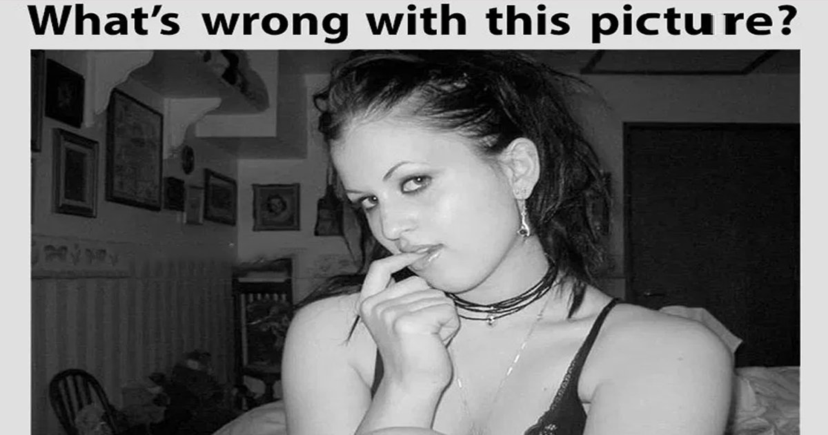 w3 23.jpg?resize=412,275 - There's Something WRONG With This Girl's Selfie! Can You Figure Out What It Is?