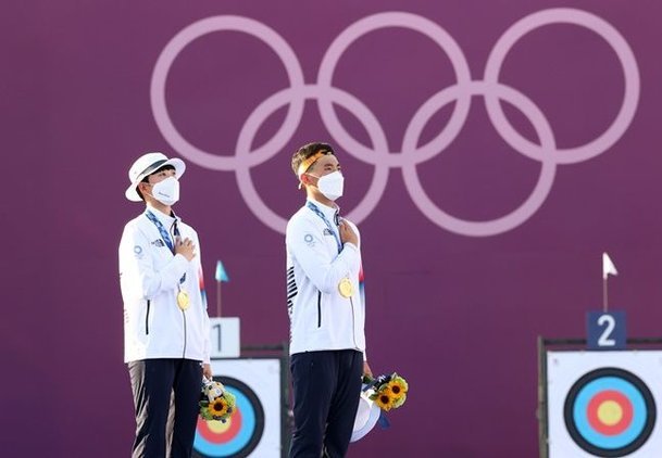 올림픽 포토] 양궁 안산·김제덕 금메달, 도쿄에서 국기에 대한 경례! : 네이트뉴스
