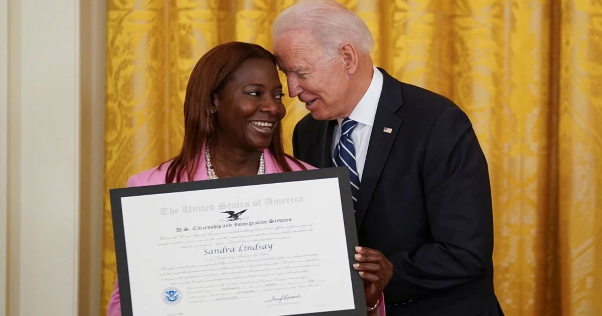 t6 57.jpg?resize=1200,630 - "An Outstanding American By Choice"- Biden Honors NY Nurse Who Received Nation's FIRST COVID-19 Shot