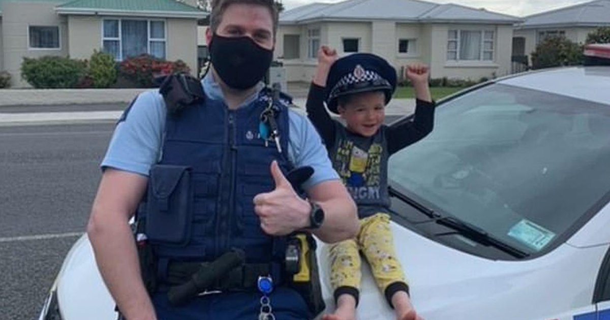 58.jpg?fit=1024%2C538&ssl=1&strip=all - Too Adorable To Ignore! A 4-Year-Old Made A Constable Visit Him To Play With His Toys