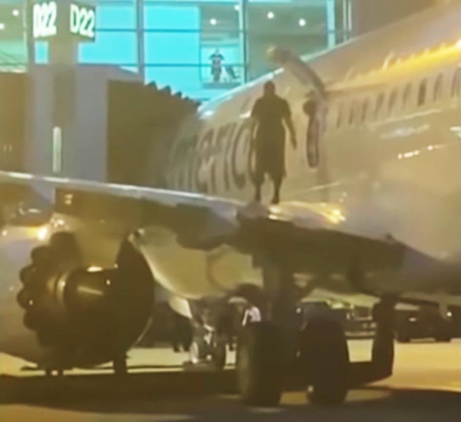 INCIDENT A passenger opened the emergency exit of an American Airlines plane at Miami International Airport - AIRLIVE