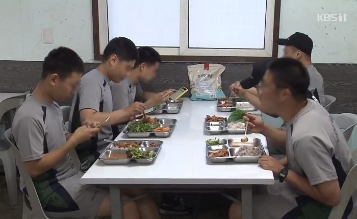 스마트폰 허용&#39;된 뒤 밥 먹을 때 유튜브+페북 보는 요즘 군인들 모습 - 인사이트