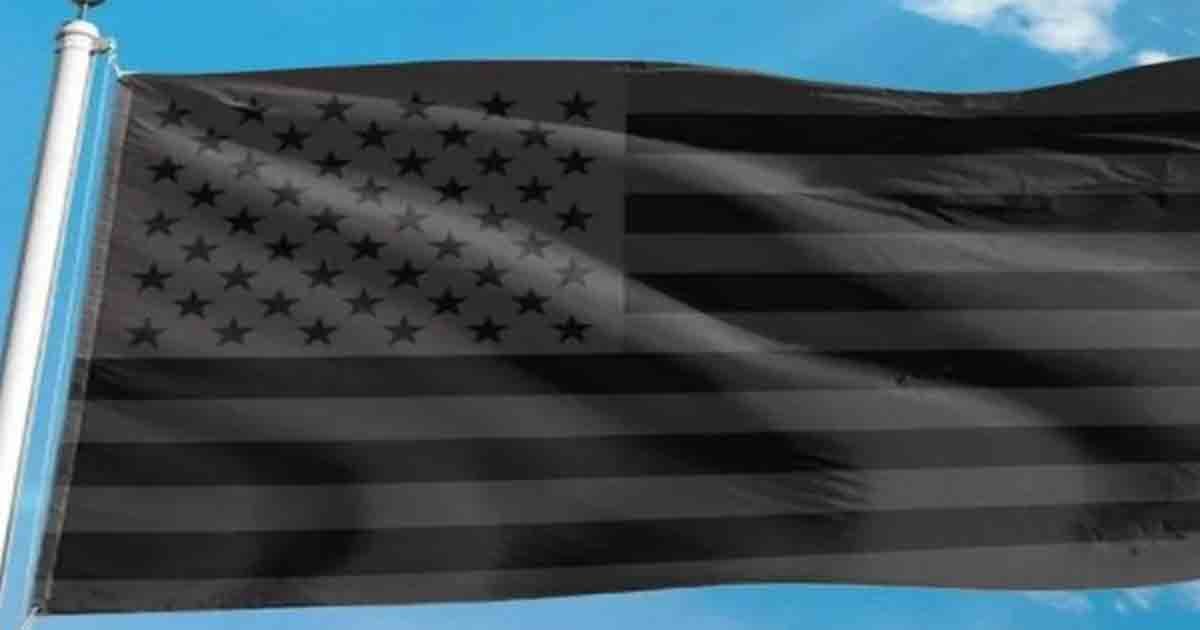 q5 2 2.jpg?resize=412,275 - Americans Left Divided As 'Black' American Flag With 'Disturbing' Message Appears Across The US