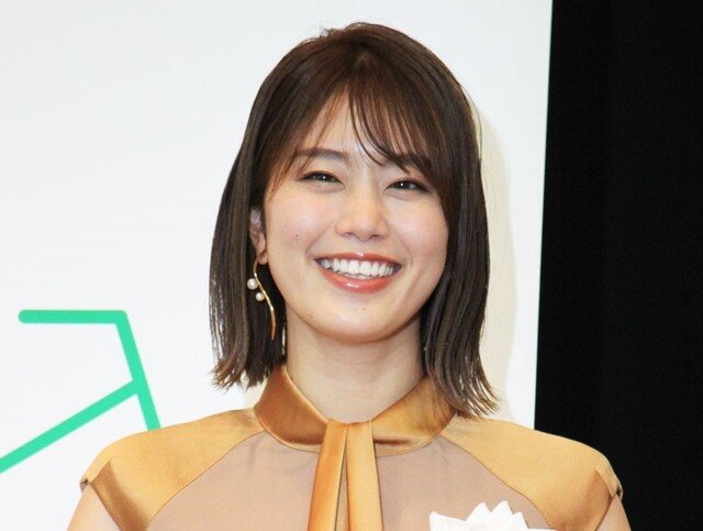 稲村亜美、はだけたニットから肌見せ「色っぽ過ぎ」「健康美が最高です」 (オリコン) - Yahoo!ニュース