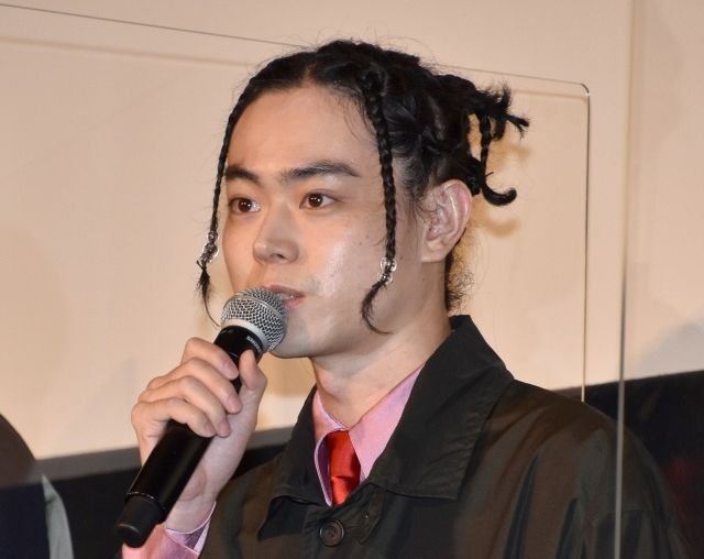 菅田将暉、斬新なドレッドヘア披露「かわいすぎん!!!」「どんな髪型も似合う」の声：中日新聞Web