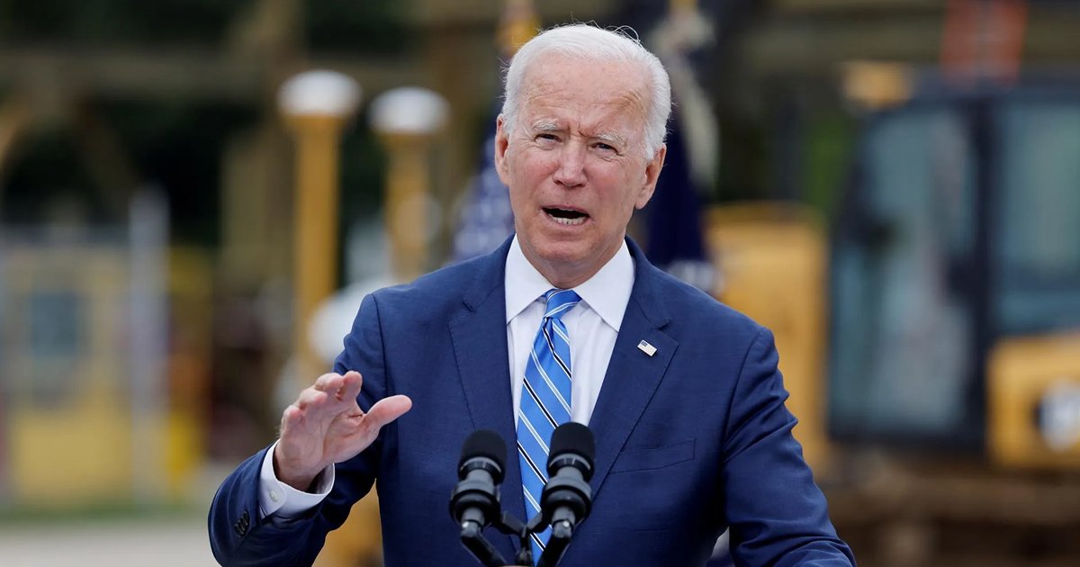 q5 15.jpg?resize=1200,630 - Biden STARTLED After Being Greeted With A 'Middle Finger' As Man Flips Off The President's Motorcade