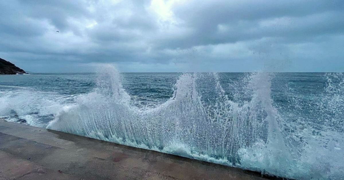 wave4.jpg?resize=412,232 - Woman Says She Saw An Image Of JESUS Staring Back At Her While Taking Photos Of Crashing Waves