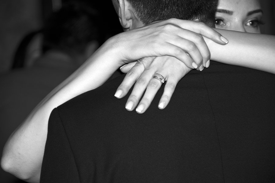 フリー写真] 夫を抱きしめる妻でアハ体験 - GAHAG | 著作権フリー写真・イラスト素材集