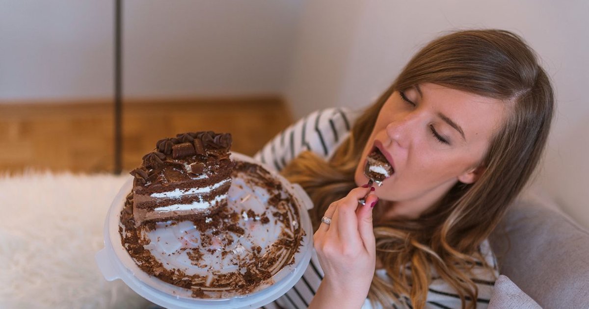 q7 8 2.jpg?resize=1200,630 - Woman Makes The Internet Go Wild After Revealing How She Likes To Eat Her Cake