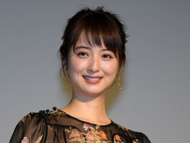 佐々木希、美しすぎる“デコだし”ショット 休憩中のリラックスした姿に反響／2021年9月30日 - エンタメ - ニュース - クランクイン！