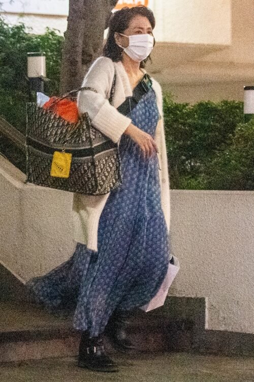 私服姿もさすがのオーラの小泉今日子