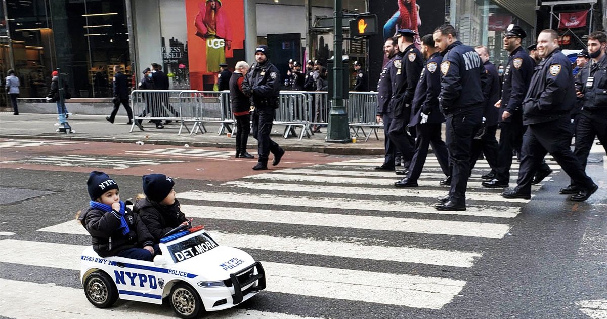 q1 12.jpg?resize=1200,630 - Emotional Toddler Tribute For Slain NYPD Officer Leaves No Eye Dry In Manhattan