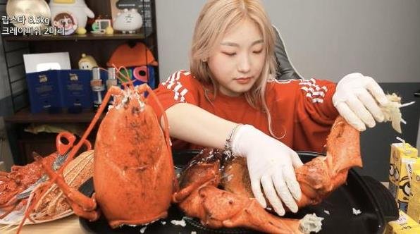 BJ 히밥, 100만 기념 초대형 랍스터 먹방 &amp;quot;케이크 기대했는데…&amp;quot; | 네이트 연예