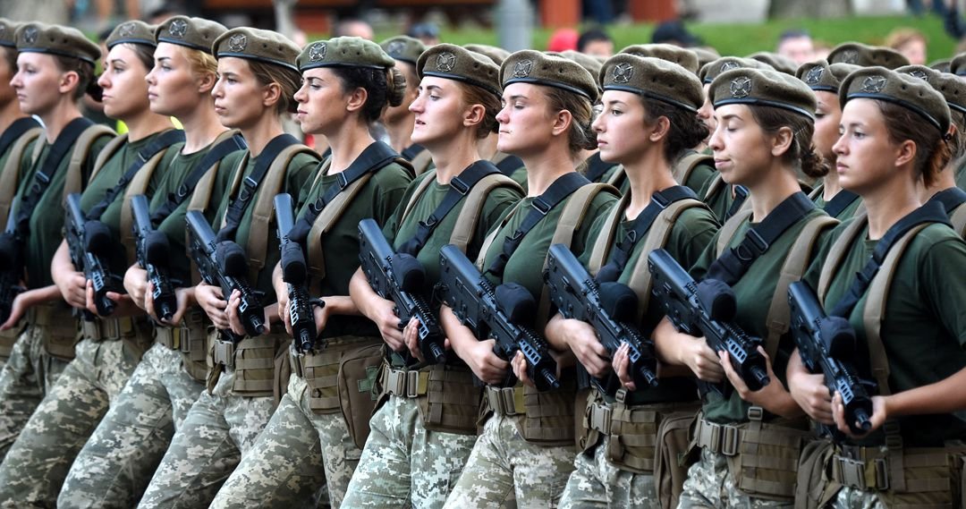우크라이나 독립 기념 군인들의 각 잡힌 행진 - 조선일보