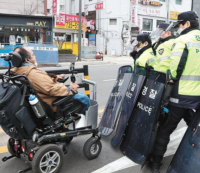 장애인단체 “이동권 보장” 지하철 시위 재개… 직장인 “20분 지각” : 뉴스 : 동아일보