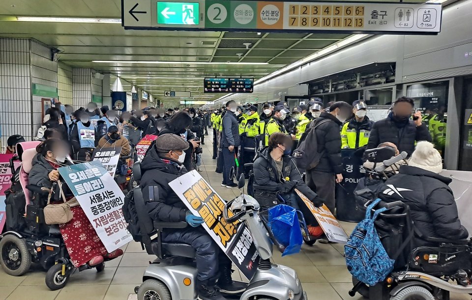 장애인 지하철 시위… 온라인 