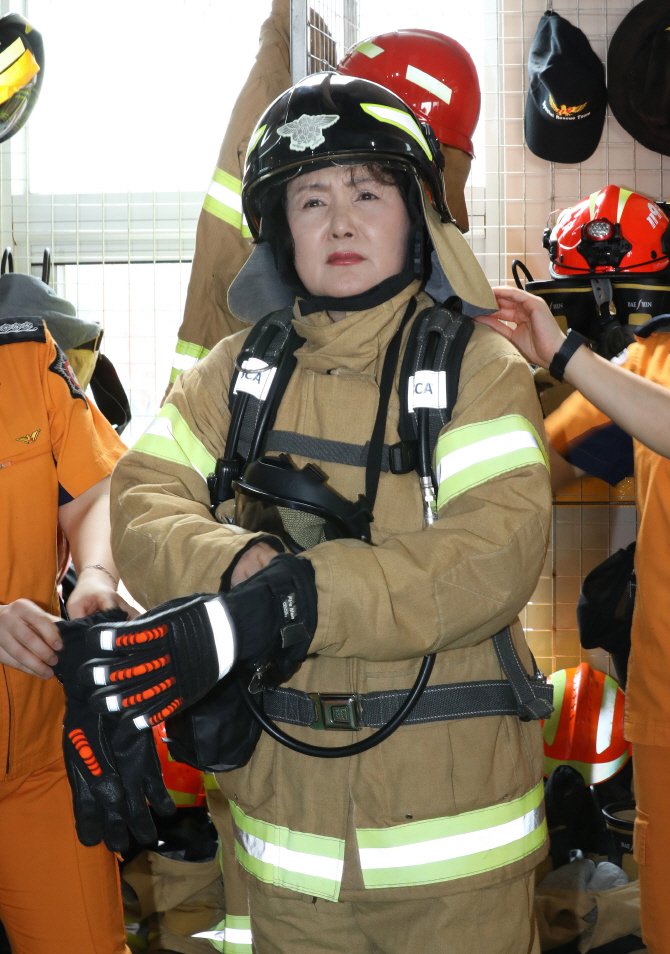 포토] 김정숙, 여사 폭염 속 소방관 근무 환경 체험
