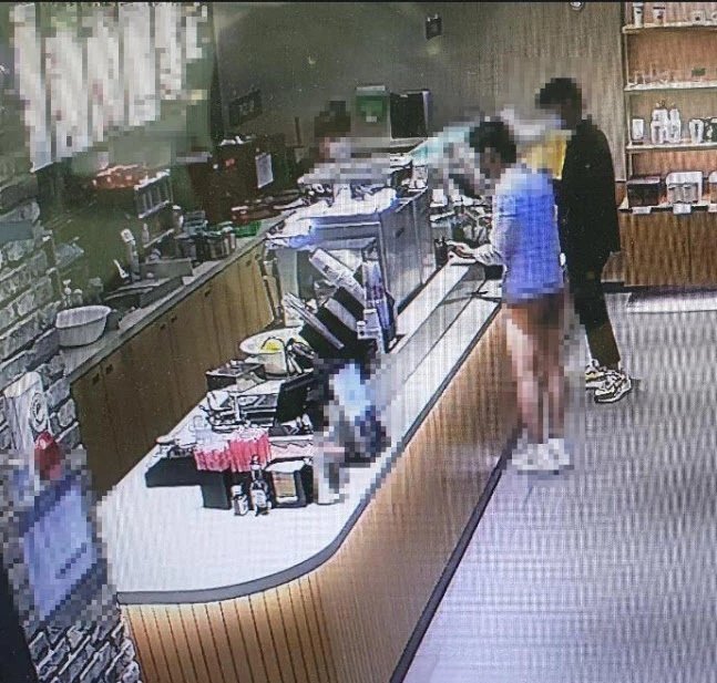 지난해 3월 18일 오후 11시7분께 부산 수영구 광안동 한 커피전문점에서 티팬티 차림의 남성이 커피를 주문하는 모습. / 사진=연합뉴스