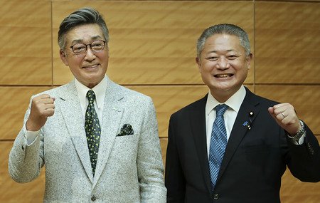 ポーズを取る中条氏と馬場共同代表：