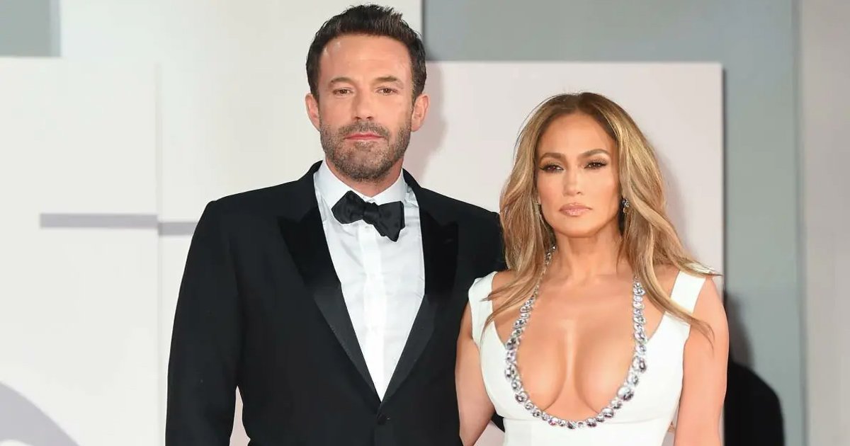 q4 6 1.jpg?resize=412,275 - BREAKING: Jennifer Lopez and Ben Affleck Are Officially Engaged!