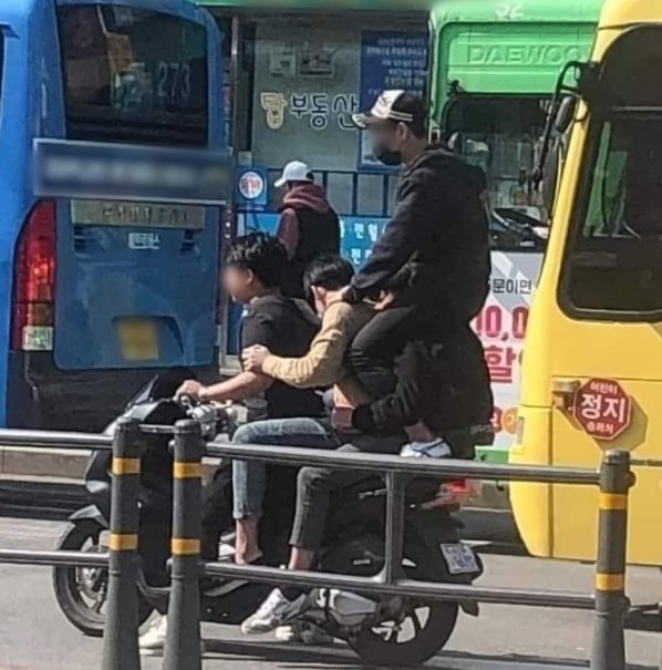 오토바이 한대에 4명… 당당히 서울 도심 누빈 