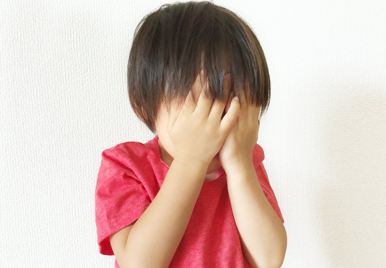 耳をふさぐ」「指をしゃぶる」子どもの不安やストレスなどを見抜くボディーランゲージ | Domani