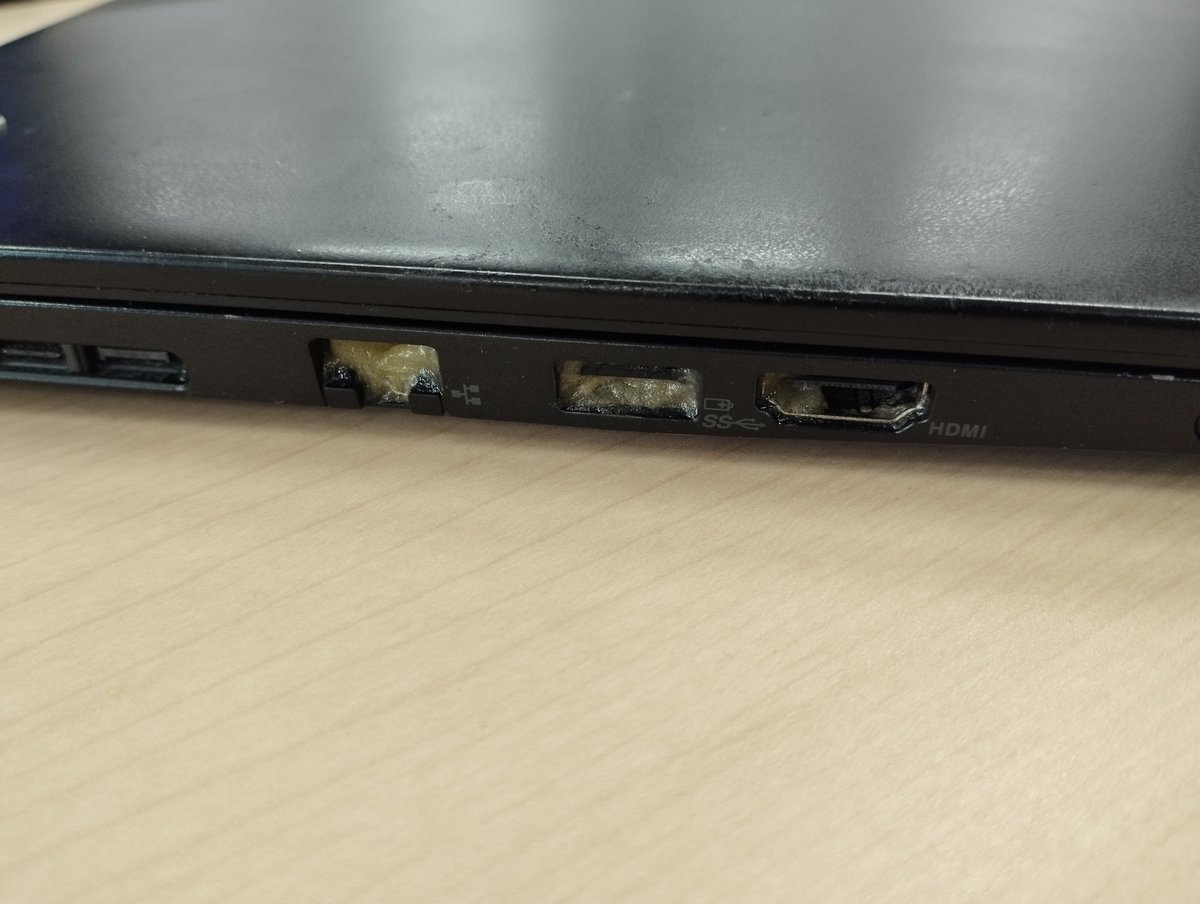 かばんに入れていたバナナが潰れて…PCのポートに果肉が詰まっていた…