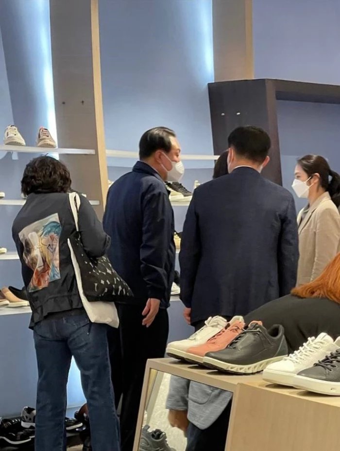 윤석열 대통령이 14일 오후 서울 서초구 신세계백화점 강남점 바이네르 신발 매장에서 쇼핑을 하고 있다.