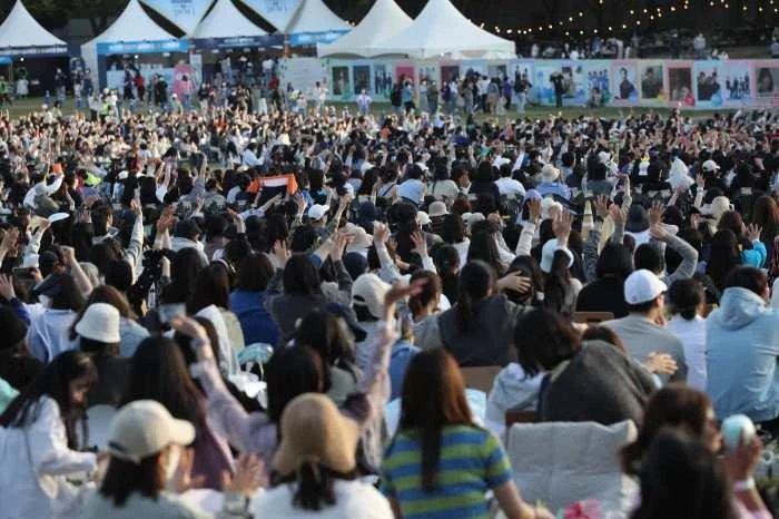 지난 14일 오후 서울 송파구 올림픽공원 88잔디마당에서 열린 뷰티풀 민트 라이프에서 시민들이 공연을 즐기고 있다.