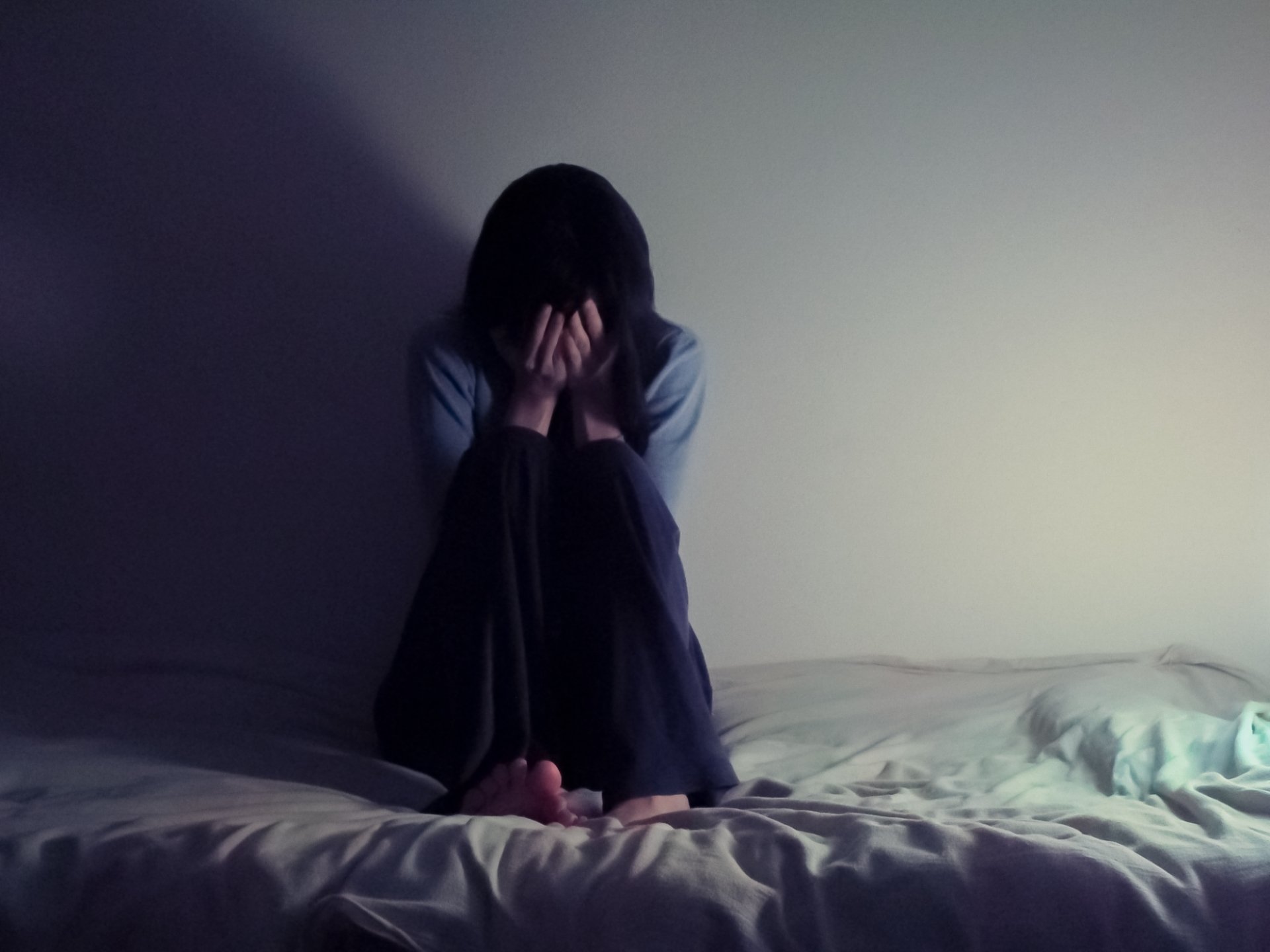 夜に寂しいと泣く女性へ…泣きたい心理と乗り越える方法 | TERMWEB