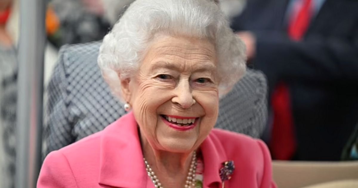 smiles5.jpg?resize=1200,630 - JUST IN: The Queen Is All Smiles As She Makes Her First Official Engagement Using A Luxury Buggy At Chelsea Flower Show