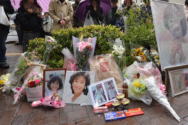 岡田有希子自死から33年、今も墓前にファンからの花束 | デイリー新潮