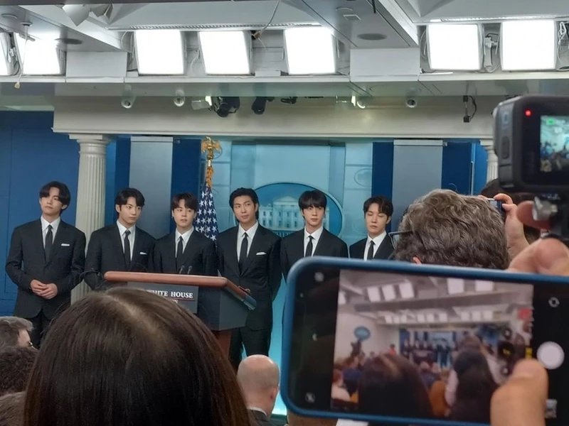 지난달 31일(현지시각) 미국 백악관 기자실에서 방탄소년단(BTS) 멤버들이 아시아계 증오 범죄에 대해 각각 입장을 전달하고 있다. / 뉴스1