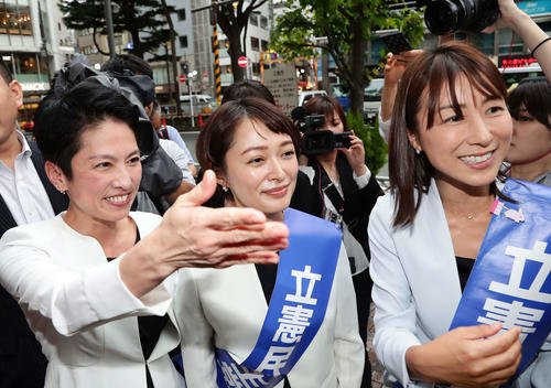 元モー娘市井紗耶香氏が街頭演説、黒パンツ姿ド緊張 - 社会 : 日刊スポーツ
