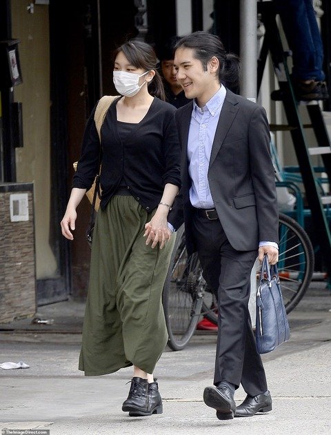 小室眞子さんと夫の圭さん、仲良く手つなぎラブラブデート : Jの番記者