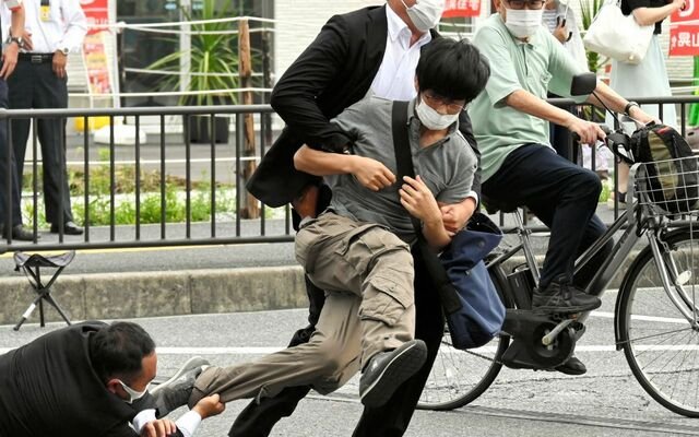 卒アル写真入手》安倍元首相銃殺の山上徹也容疑者の“意外な青春時代”と“事件直前の異変”「上品な一家だったけど『宗教に入りたい』」「『オマエがやれや』と反抗的な態度で…」（文春オンライン） - Yahoo!ニュース