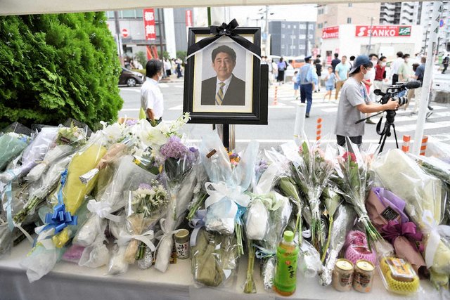 安倍元首相銃撃、献花台を追加設置 一時は350メートルの行列（スポニチアネックス） - Yahoo!ニュース