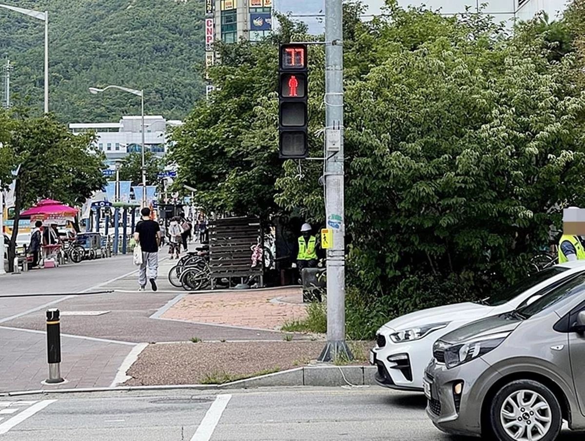 "적색 잔여 시간 표시기"가 설치된 의정부시 신호등&nbsp;