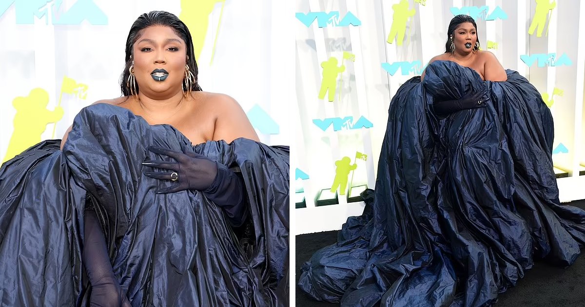 t1 3 1.png?resize=1200,630 - EXCLUSIVE: "Is She Wearing A Stage Curtain?"- Lizzo SHUTS DOWN The MTV VMAs Red Carpet With Her GIGANTIC Navy Dress