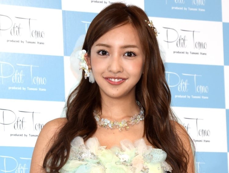 画像・写真 | 板野友美、娘1歳の誕生日に夫と家族3ショット「ダンナさんにそっくり」「おめめは、ともちん似だね」 1枚目 | ORICON NEWS