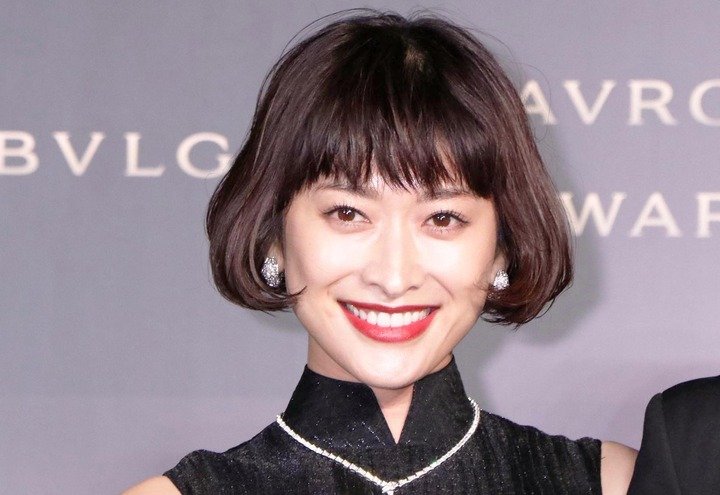 山田優：超ミニ丈のロンパースですらり美脚 「ちょっとおしゃれな家着」「家でも可愛い服を」 - 毎日キレイ