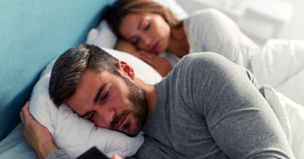 texting4.jpg?resize=412,275 - 'My Husband Is Texting A Younger Woman And He Just Won't Stop Talking About Her – Am I In The Wrong For Losing My Temper With Him?’