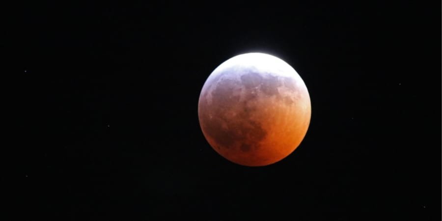 皆既月食で月が赤く染まるのはなんで？ - ナゾロジー