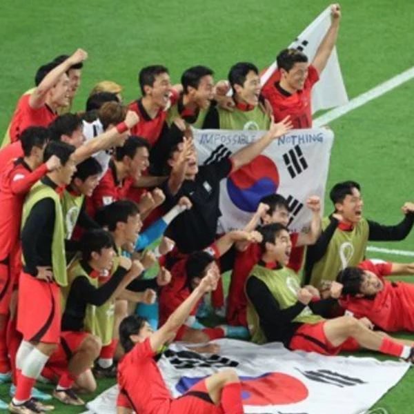 카타르 월드컵 16강에 진출한 한국 대표팀이 기념 촬영하고 있다  / 연합뉴스