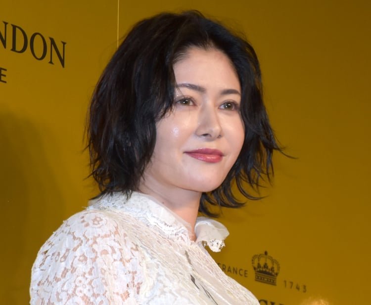真木よう子、ボディラインあらわな純白ドレス 笑顔でフォトコールに登場 | ORICON NEWS